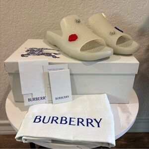 NWT BURBERRY SIZE 37 Women’s Burberry Stingray Rubber Slide Sandals